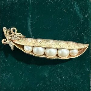 Vintage Alfred Philippe Crown Tinari Pea pod brooch